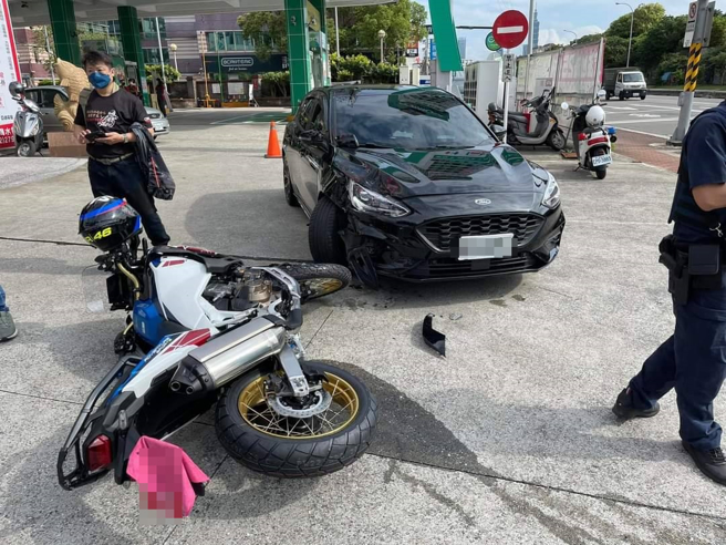 北市昨（20）下午發生1名重機騎士在路口突暴衝，衝向對向準備從加油站出來的轎車，重機車頭幾乎直衝轎車右車頭，騎士當場被彈飛重摔、肋骨骨折。（翻攝自臉書「記者爆料網」）