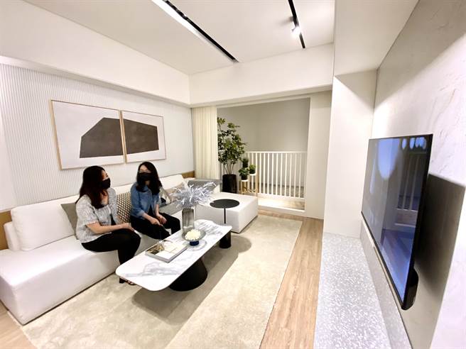 「长虹天韵」规画健身会馆等共18大项，温馨、时尚与休閒并重的居住空间，享受回家像度假的活力健康宅。（卢金足摄）