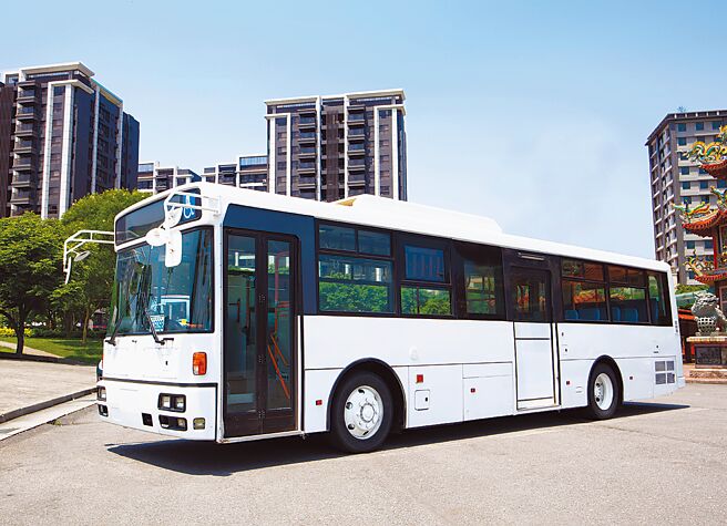 華德生產的電動低地板大型客車。圖／劉朱松