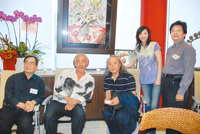 「赫聲行」創辦人暨「赫聲藝術現場」總製作人劉盈希（右二）與藝術大師合影。圖／赫聲行提供