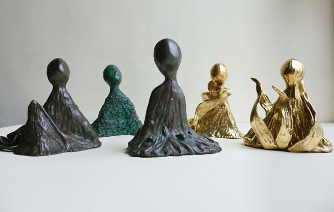 蕭雅月，《坐忘系列（由左至右）：地久、水濟、 坐忘、風逸 、火薀》， 銅、天然鑽石，2022。圖／蕭雅月提供