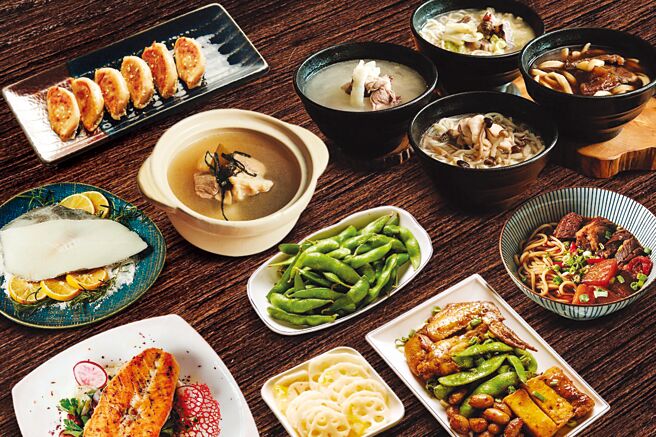 「欣欣牌防疫箱12品」以屋台椒麻煎饺为主，搭配滷味拼盘、涮嘴脆毛豆、清甜柚香莲藕，以及老火炖菇鸡汤麵、暖男经典牛肉麵、渣男红烧牛肉麵，和温润汤品淮山百合花胶鸡汤、鲣鱼白萝卜汤等组合。图／业者提供