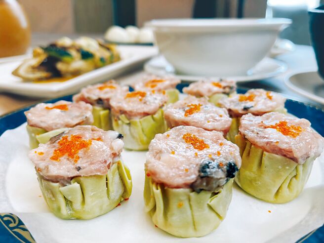 台中金典酒店〈金典关怀箱〉内的港点鱼子烧卖。图／业者提供