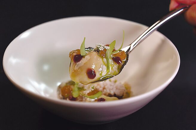 〈小甜心生蚝〉是以生蚝的甘甜、葡萄发酵后天然酸味，与欧当归的草本香气组合，成就了一道别具风味的新创料理。图／姚舜