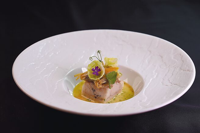 午仔鱼的油脂丰富、肉质鲜嫩，且骨刺少而软，是渔民眼中排第一的好鱼。吴定佑将其香煎后，用牛奶与柠檬汁制成乳清汁后再加入番茄汁提味。图／姚舜