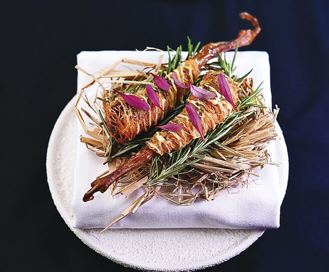 〈胭脂乳鸽〉的鸽腿肉用阿拉伯米线缠捆后酥炸，带有微微焦香且口感酥脆。图／姚舜