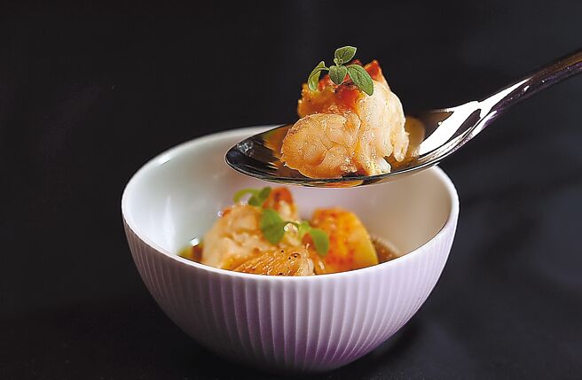 〈烟熏龙虾〉的龙虾肉以低温煮过再微煎，使其外层酥香、内里柔嫩。图／姚舜