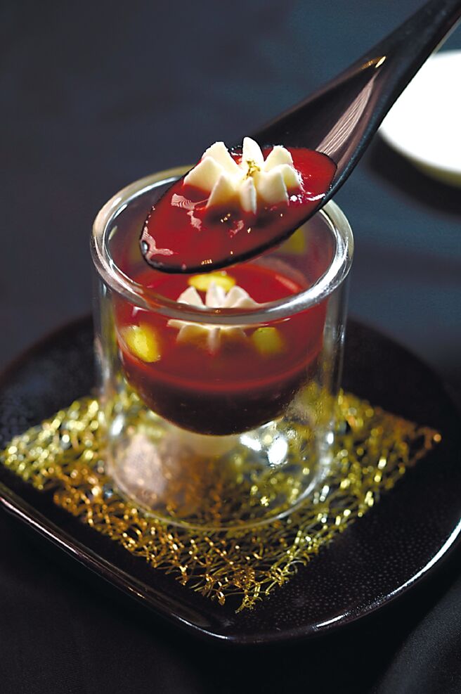 开胃的〈樱桃番茄冷汤佐瑞可达起司及开心果〉加入樱桃提高了酸度，并以微辛辣味甦醒味蕾。图／姚舜