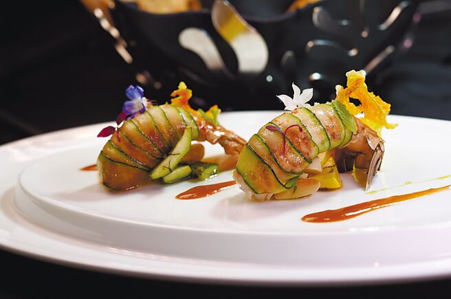 〈螯虾与栉瓜薄片衬龙虾杏仁酱〉图／姚舜