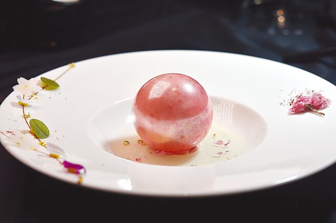 甜点〈珍珠糖球镶盐渍樱花米布丁和冰沙衬梅酒冻〉。图／姚舜