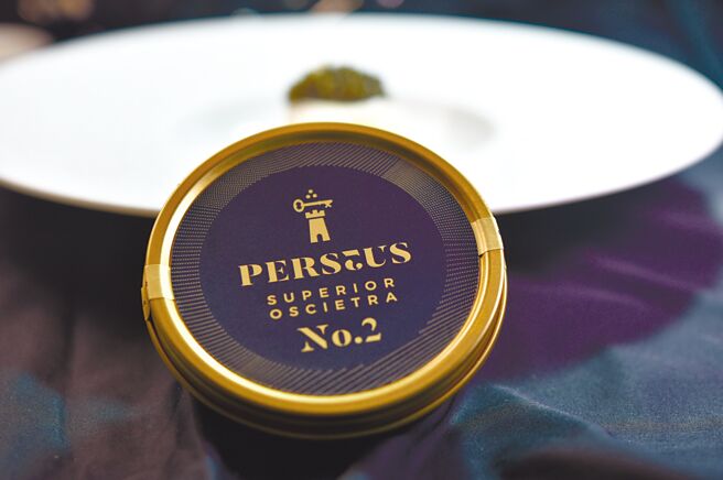 法国奥赛嘉鱼子酱（Sturia Oscietra caviar）带有海洋咸香与乾果香味。用好材料演绎好味道，是侯布雄系列餐厅的传统与坚持。图／姚舜