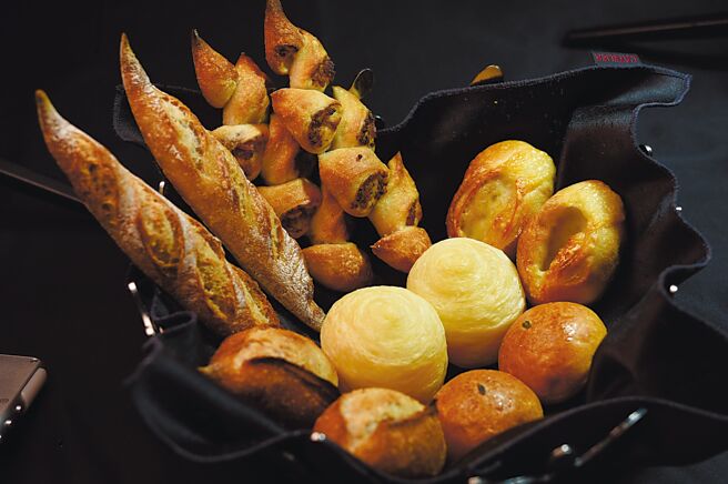 多种风味与口感的佐餐麵包，是台北〈侯布雄法式餐厅〉的「标配」。图／姚舜