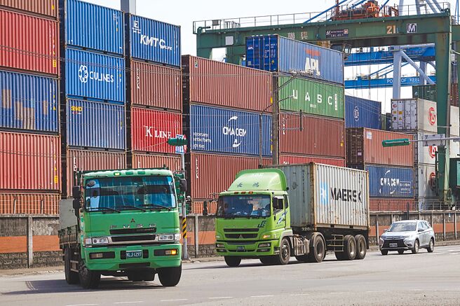 大陸封控衝擊台灣！經濟部統計處昨公布4月外銷訂單，金額519億美元，年減率5.5％，較去年同月減少了30.3億美元，也終結連續25紅的紀錄。。(黃子明攝)