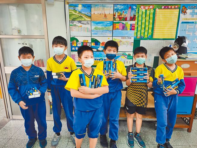 基隆市20日有到校的小學生，已自學校領得3劑快篩試劑。（基隆市政府提供／張志康基隆傳真）