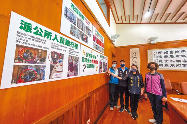 国民党宜兰县议员杨弘旻、林岳贤、庄淑如、黄琤婷（从左至右）20日批宜兰市公所到处跑行程，送礼送的比县府还多。（李忠一摄）