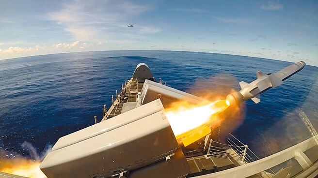 美国考虑直接向乌方航运或经欧洲盟友转运，提供乌克兰鱼叉反舰飞弹和海军打击飞弹。（摘自美国海军官网）