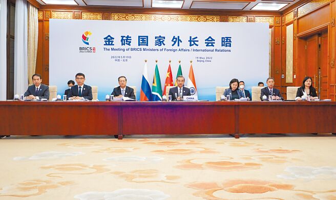 大陸國務委員兼外長王毅在北京主持金磚國家外長視頻會晤。南非外長潘多爾、巴西外長弗蘭薩、俄羅斯外長拉夫羅夫、印度外長蘇傑生等人與會。（新華社）