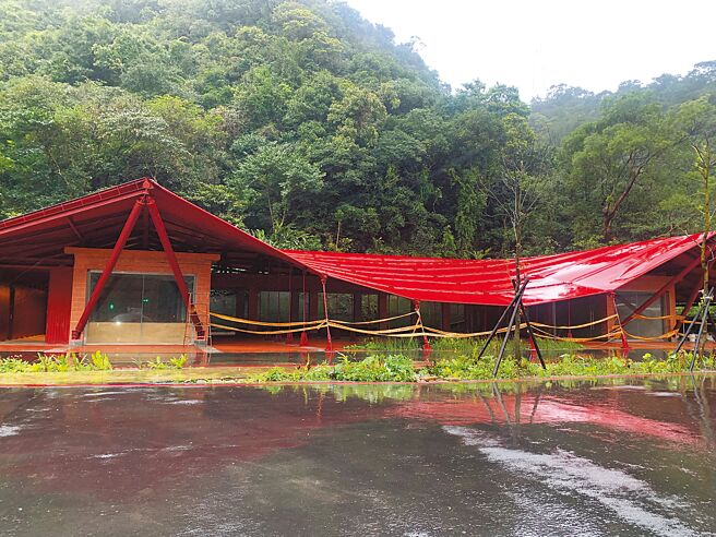 新北市斥資千萬改善猴硐遊客中心建築外貌，未料卻引來民眾批評外形像工寮。（議員林裔綺提供／蔡雯如新北傳真）