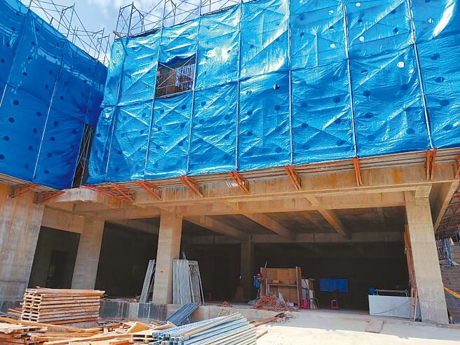 市议员李家兴在议会质询杨梅区青山市民活动中心工程，指监造、营造厂商不合，经常吵架，甚至还大打出手，导致工程延宕。（桃园市工务局提供／赖佑维桃园传真）