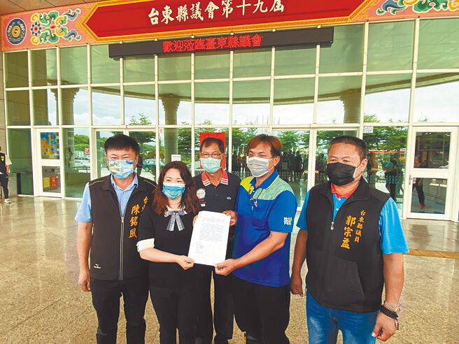 不滿農委會鳳梨釋迦保險理賠不一，台東縣農會理事長楊招信（中）、台東縣青農聯誼會長李建寬（右二）向台東縣議長吳秀華（左二）遞交陳情書。（蔡旻妤攝）