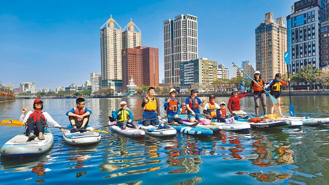 高雄巿「还河于民」政策20日宣布再加长水域范围。图为民眾参与爱河水域航行体验。（高巿府观光局提供／曹明正高雄传真）