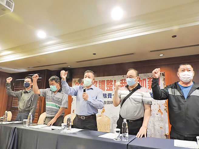 中華民國全國碼頭工會聯合會理事長施永林（中）帶領各港工會代表開記者會，盼港埠業務費應調整到20%才跟得上現今物價。（洪靖宜攝）