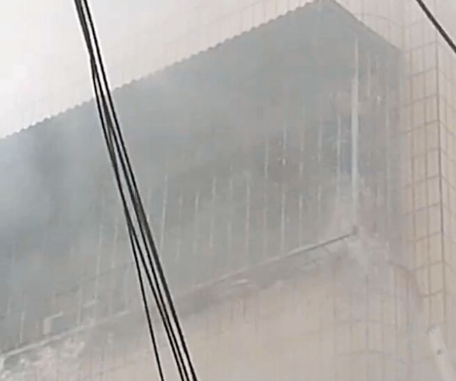 高雄大寮1栋民宅发生火警，1名11岁汤姓男童躲在阳台，紧抓铁窗等待救援。（翻摄照片／洪靖宜高雄传真）