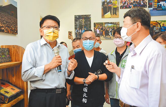 屏东成立全台首间可可农产加工室，县长潘孟安（左）宣告寧静农业革命成功指日可待。（林和生摄）