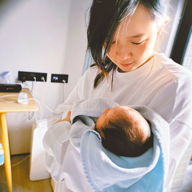 严正岚昨宣布升格当妈。（海蝶音乐提供）