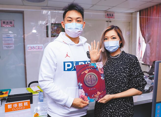 Makiyo（右）和老公小金昨选在520登记结婚。（罗永铭摄）