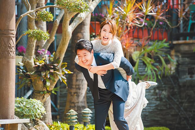 美女主播张龄予（后）选在520公开喜讯。（张龄予提供）