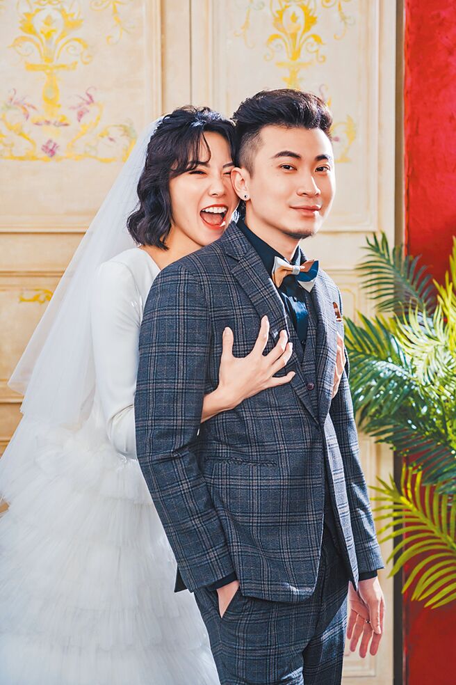 大牙（左）搞笑抓老公胸部。（韩国艺匠Artiz Studio提供）