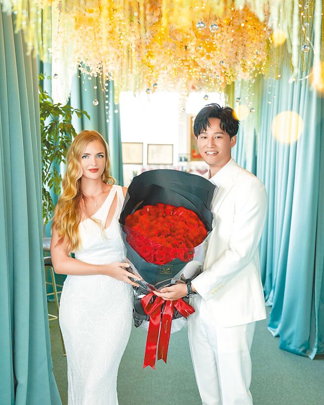 徐新洋（右）昨向交往7年的俄籍女友Soa求婚。（摘自IG）