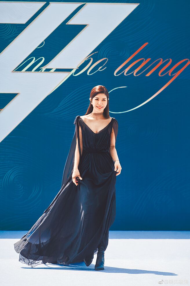 许茹芸近来正忙录制《乘风破浪》，在初舞台上大秀精湛歌艺。（摘自官方微博）