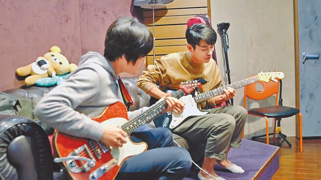 「魚丁糸」吉他手家凱（右）近來邀來「旺福」主唱小民合作推出新歌。（環球音樂提供）