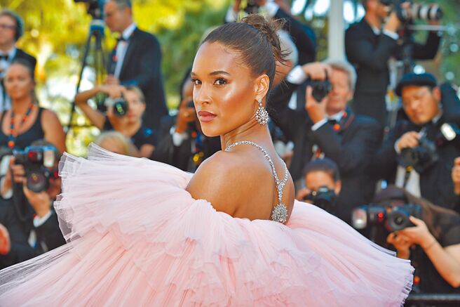 法國超模辛蒂布魯納於坎城紅毯上演繹CHAUMET PROMENADE IMPERIALE耳環、PROMENADE IMPERIALE可轉換式項鍊等作品。（CHAUMET提供）