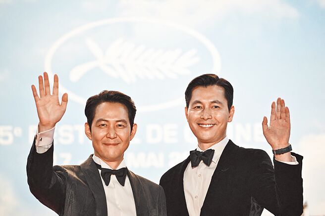 《HUNT》首映李政宰（左）、鄭雨盛合體，以黑色西裝搭配領結，以及蕭邦L.U.C Heritage Grand Cru腕表亮相。（CFP）