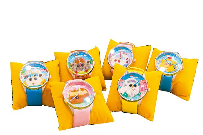 ATT e Life「新娱乐动漫特区」的「天竺鼠车车期间限定快闪店」，推出了全台限量1000支的《天竺鼠车车》与台湾创新腕表品牌「表非表」首次联名羊毛毡手工表，8000元。（ATT e Life提供）