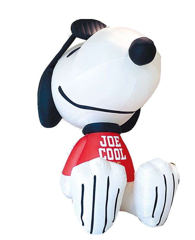 ATT e Life的「新娱乐动漫特区」则率先在31日前带来《Peanuts花生漫画》史努比快闪店，更有3只全球首次亮相3米高的不同造型史努比在等粉丝合照。（ATT e Life提供）