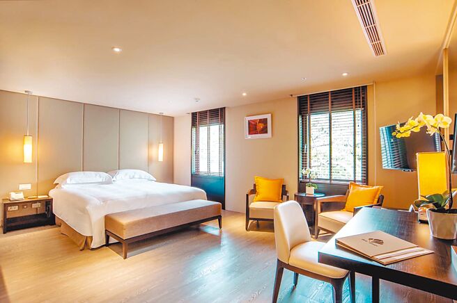 北投大地酒店即日起至8月底推出「沁夏~醉好眠」住房專案，適用於2至4人入住；圖為楓林客房。（北投大地酒店提供）