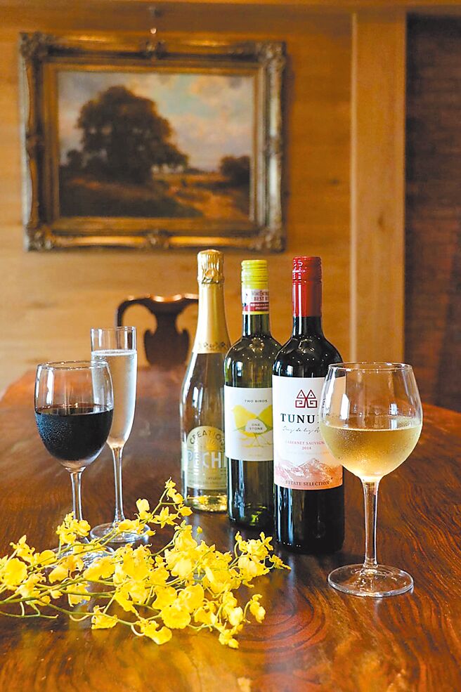 「沁夏~醉好眠」房客可在長達3小時的Happy Hour時光，暢飲多種酒款及飲品。（北投大地酒店提供）飲酒過量有害健康