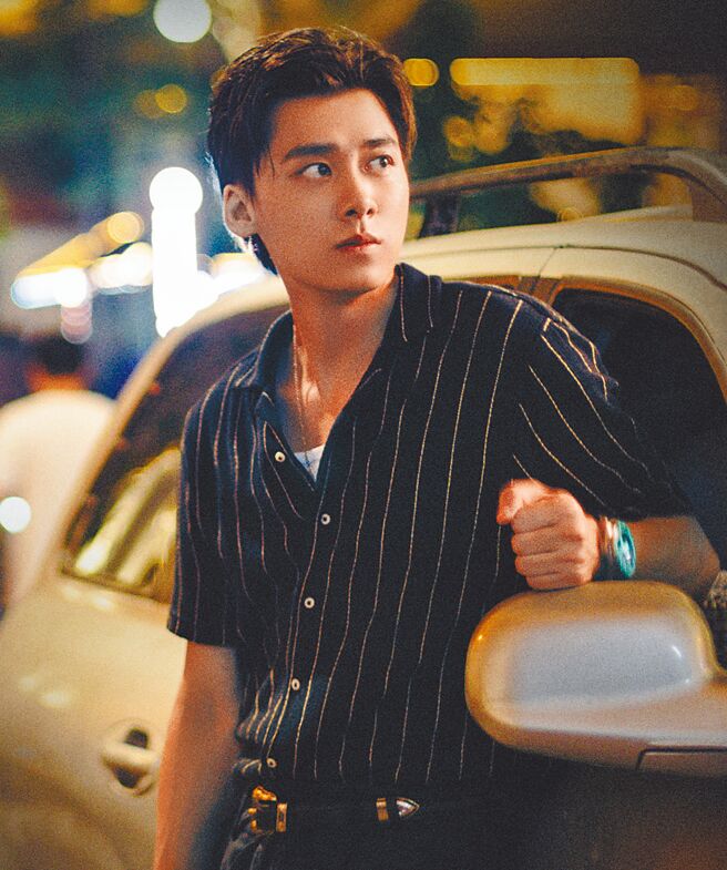 李易峰在剧中1人分饰2角，挑战很大。（爱奇艺国际站提供）