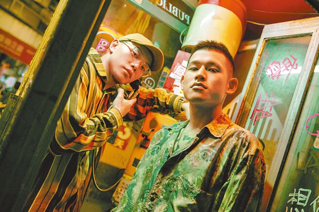 草屯囝仔阿仓（左）、枢育推出新歌〈想你的形影〉MV。（混血儿娱乐提供）