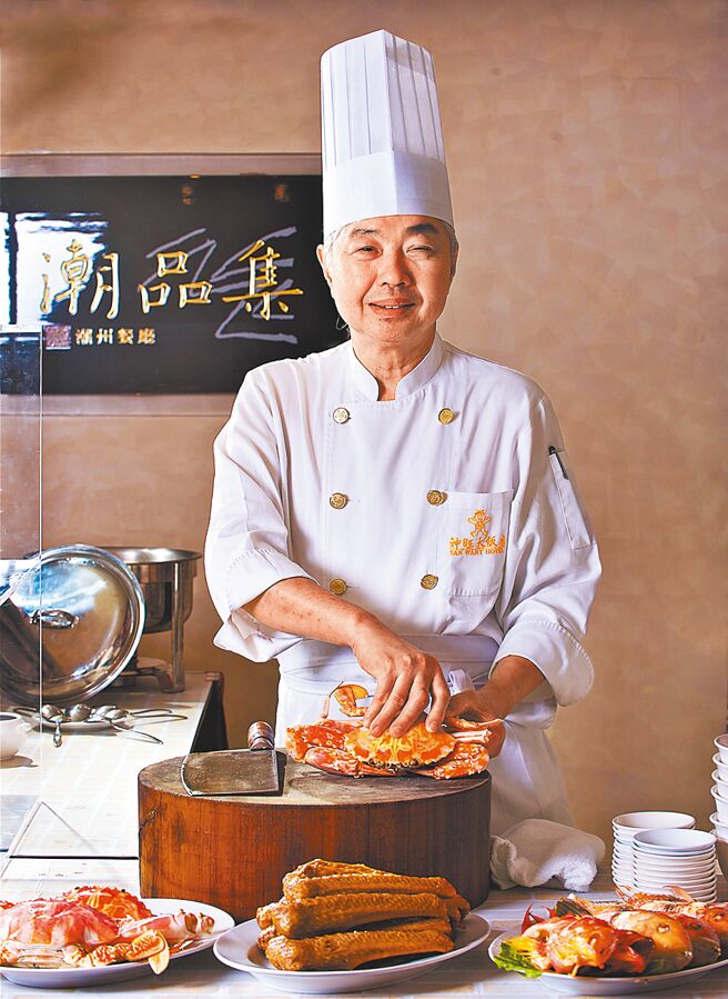 潮品集行政主廚何炳木教大家如何吃到美味的冷凍粽。（台北神旺大飯店提供）