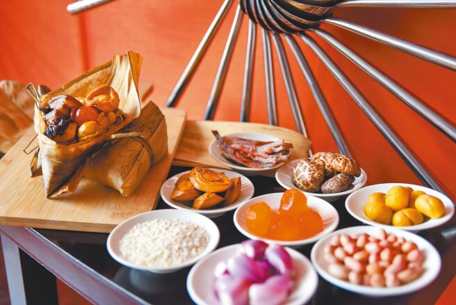 台北W飯店御品蠔皇鮑魚滿漢粽，體驗視覺及味覺的奢華層次享受。（台北W飯店提供）