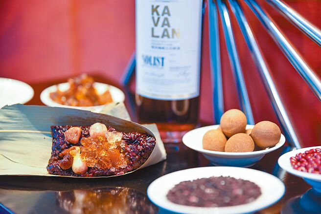 台北W飯店噶瑪蘭威士忌桃膠紫米豆沙粽，口感獨特。（台北W飯店提供／飲酒勿過量）