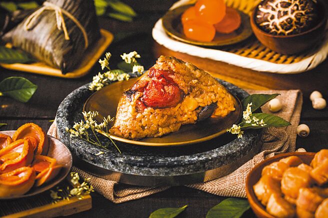 極品虎掌帝王粽選用虎掌（蹄筋）、鮑魚、干貝等奢華食材。（台北新板希爾頓酒店提供）