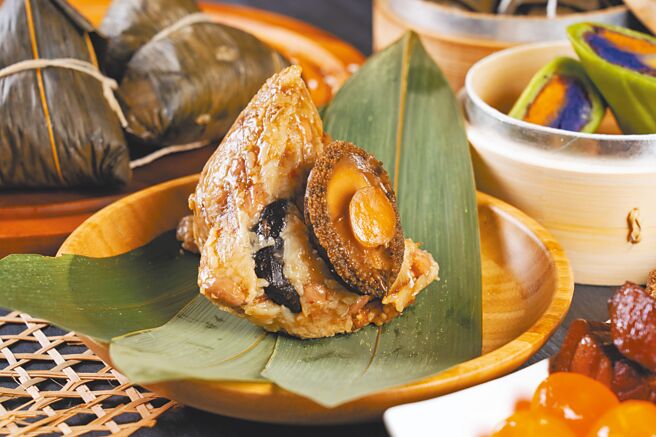 義大皇家酒店「XO醬鮑魚黑豚粽」，將完整鮮鮑入粽。（義大皇家酒店提供）