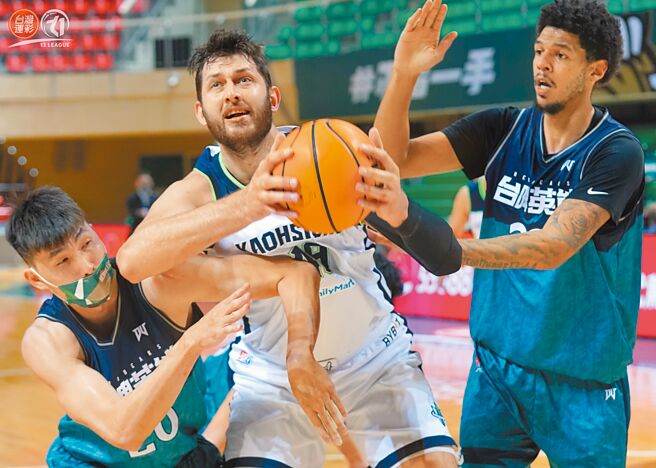 庫薩斯（中）面對台啤雙人包夾仍找到突破空間。（T1聯盟提供）