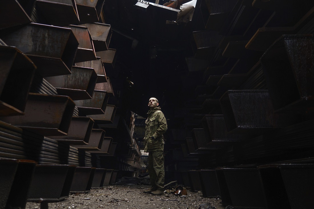 乌军科扎茨基（Dmytro Kozatsky）19日拍下一名同袍在向俄军投降前夕站在钢铁厂内的画面。（图／美联社、亚速军团）(photo:ChinaTimes)